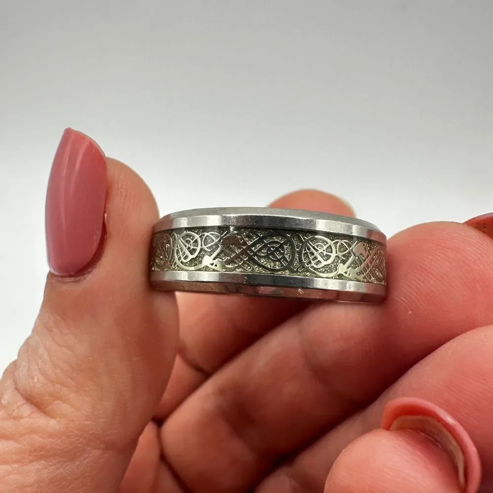 Men's size 13, Silver tone‎ metal with silver/gold scroll work in center, ring!